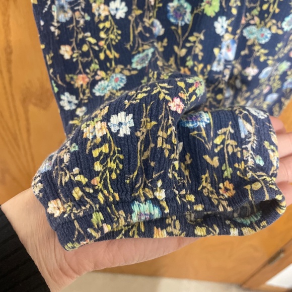 Summer cute light linen type material, size small. Has pockets. - Picture 2 of 3